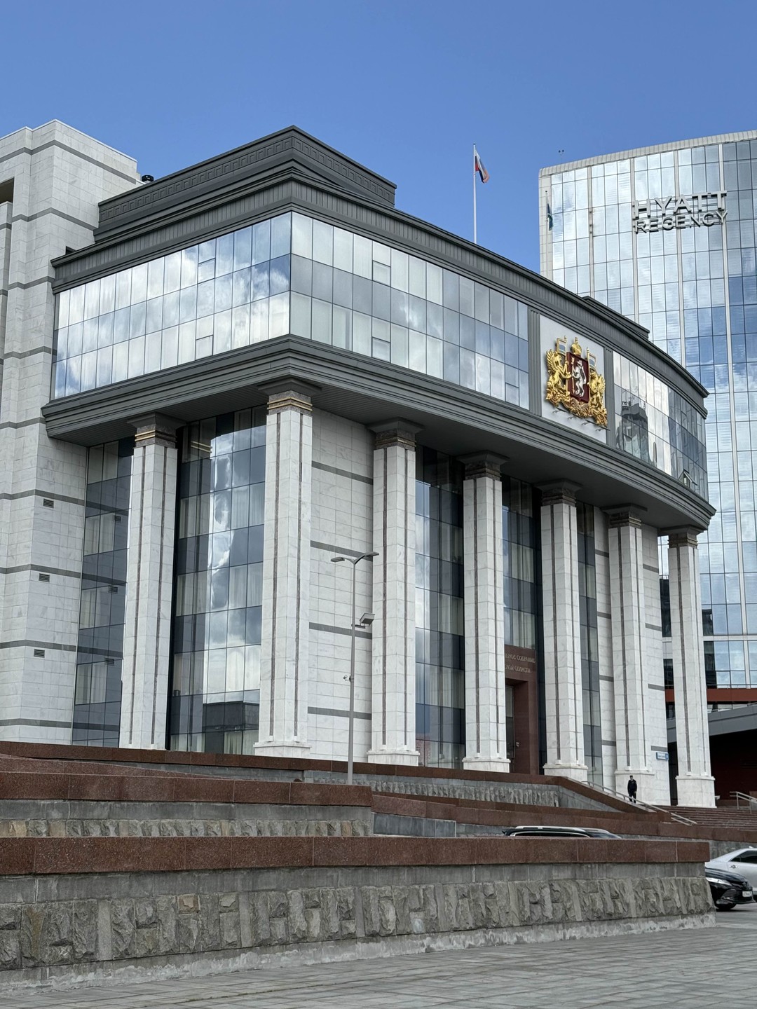 Екатеринбург - настоящая столица Урала! Хоть и древняя, но ныне очень современная. Отличная экскурсия по центру