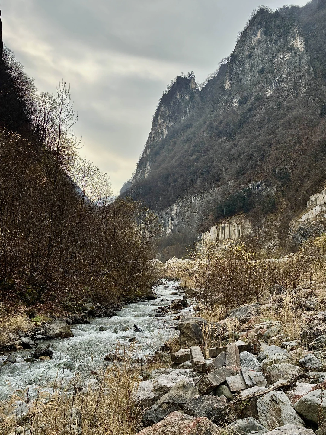 Ездили семьей, с маленькими детьми. Поездка шикарная, гид классный, виды шикарные. Рекомендую эту экскурсию 👍