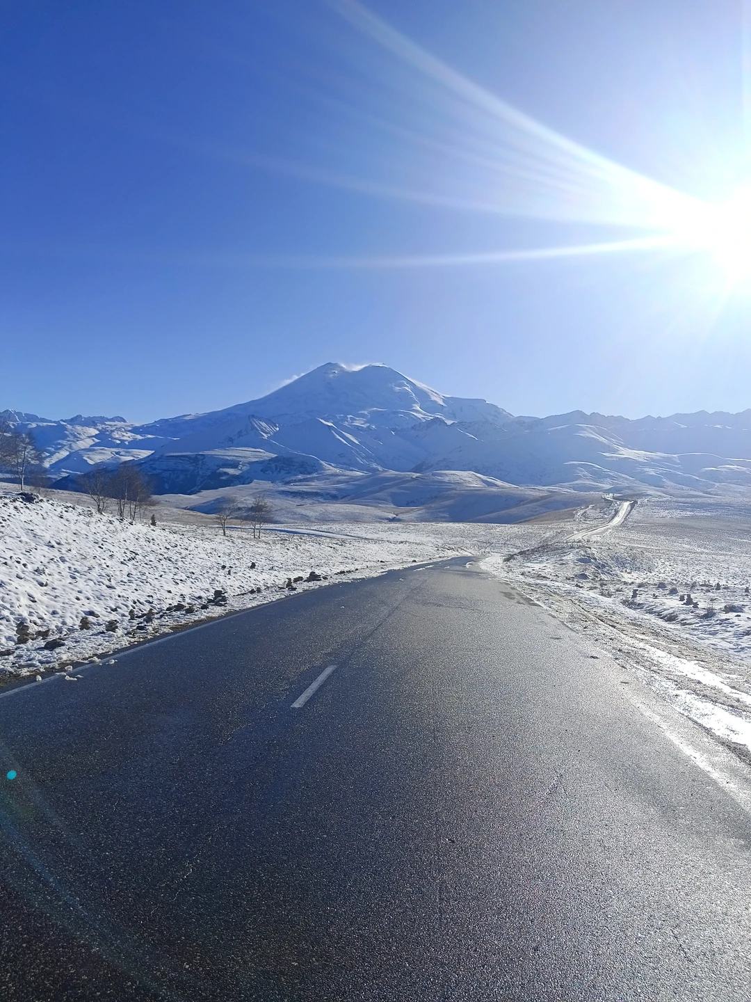 Потрясающие виды и перспективы. Горы, солнце, снег и Эльбрус- полный восторг. Спасибо гиду Кариму за аккуратное вождение и прекрасный рассказ