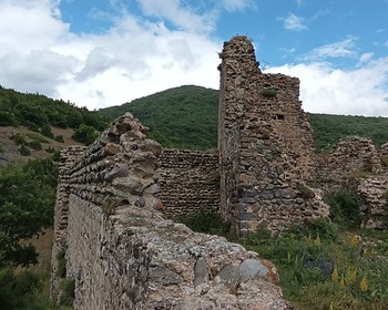 Сазалетский водопад, горящий источник, пещера Кударо, Ачабетская и Аланская крепости, сторожевая башня, пещерный храм