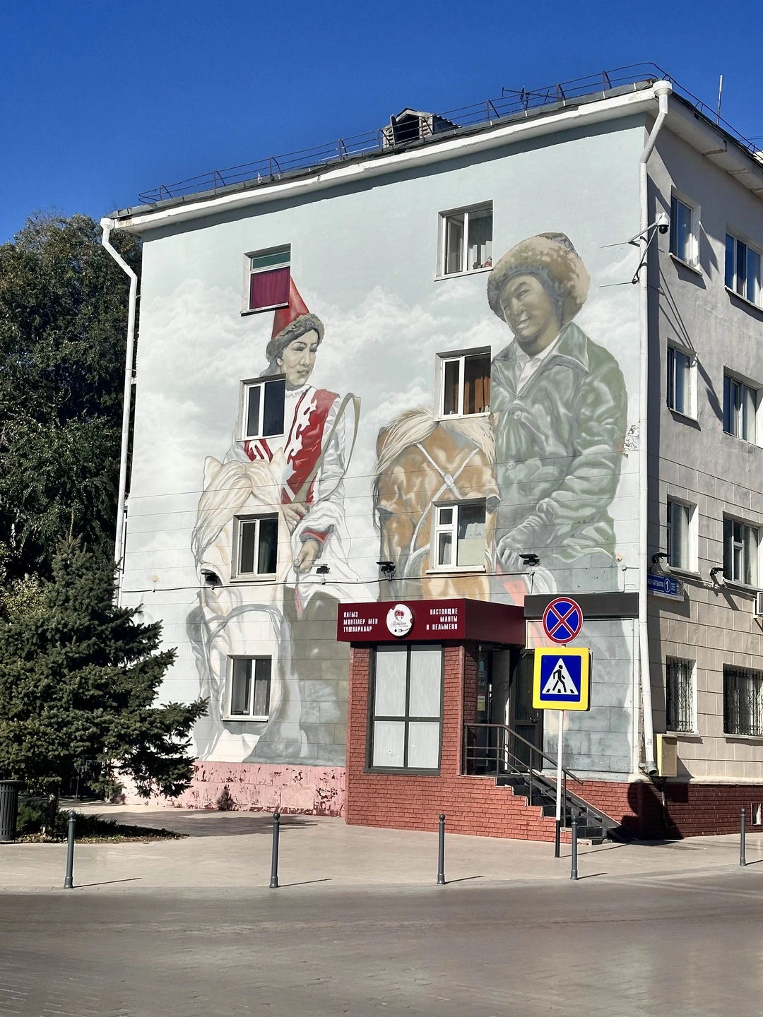 Отличная экскурсия, понравилась и мне и сыну 13 лет. Дмитрий искренне интересуется уличным искусством. Рекомендую