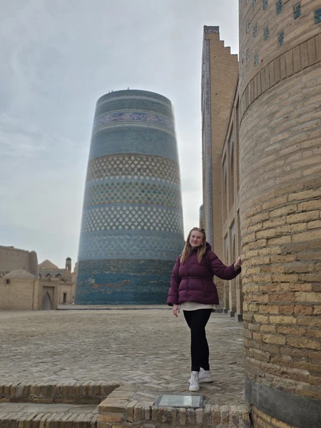 Была на экскурсии с Достонбеком. Экскурсия проходила в начале марта, когда ещё невысокий сезон. На экскурсии