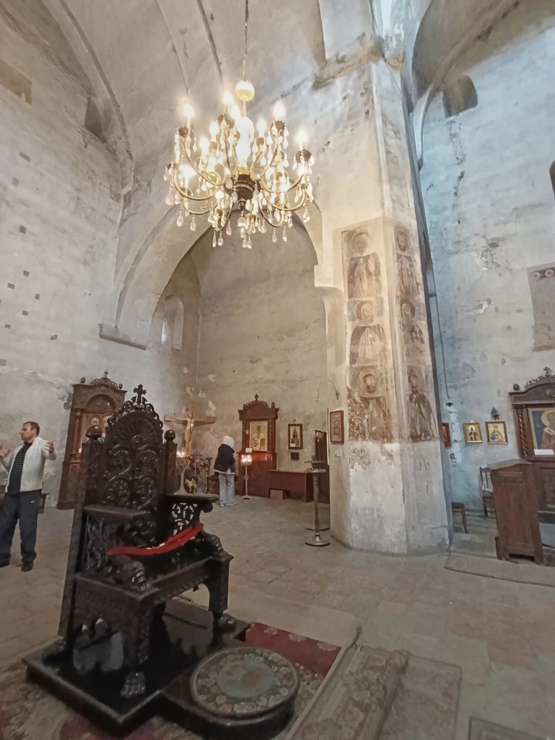 Прекрасная поездка на Казбеги. Сегодня первый раз оказалась в группе, где несколько национальностей. Экскурсия проходит на