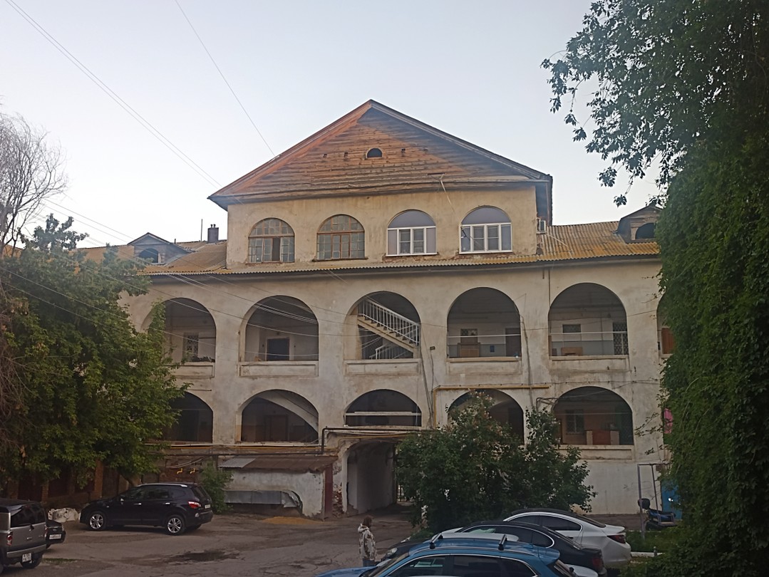 Замечательный общительный экскурсовод Даша провела нас по непарадной Астрахани, погрузив и в историю, и в современный