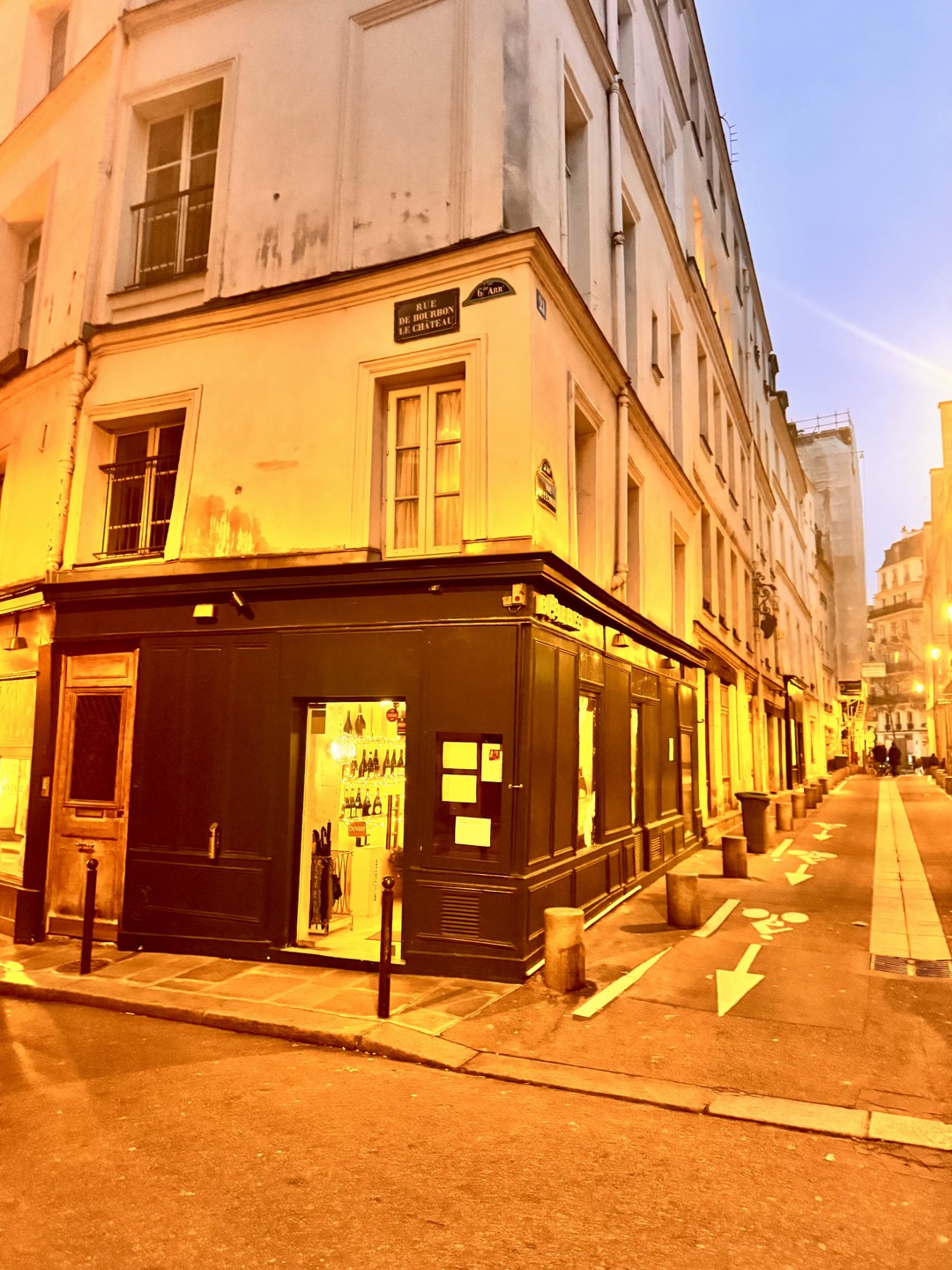 Несомненный плюс данной экскурсии это гид-рассказчик Саша, в прошлом потомственный винодел с грандиозным опытом по всему