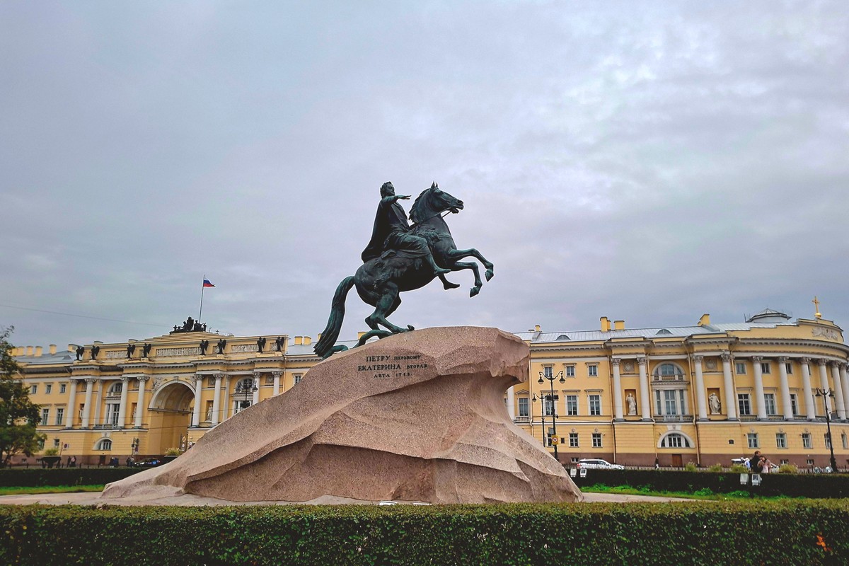 Полуденный выстрел и колоннада Исаакиевского собора