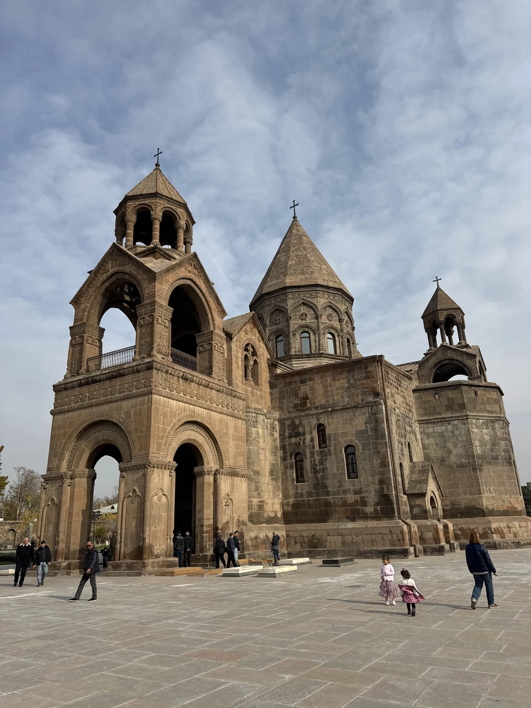 Удивительная экскурсия с Ованессом в Эчмииадзин! Ованннес по образованию богослов, очень глубоко владеет вопросами связанными с