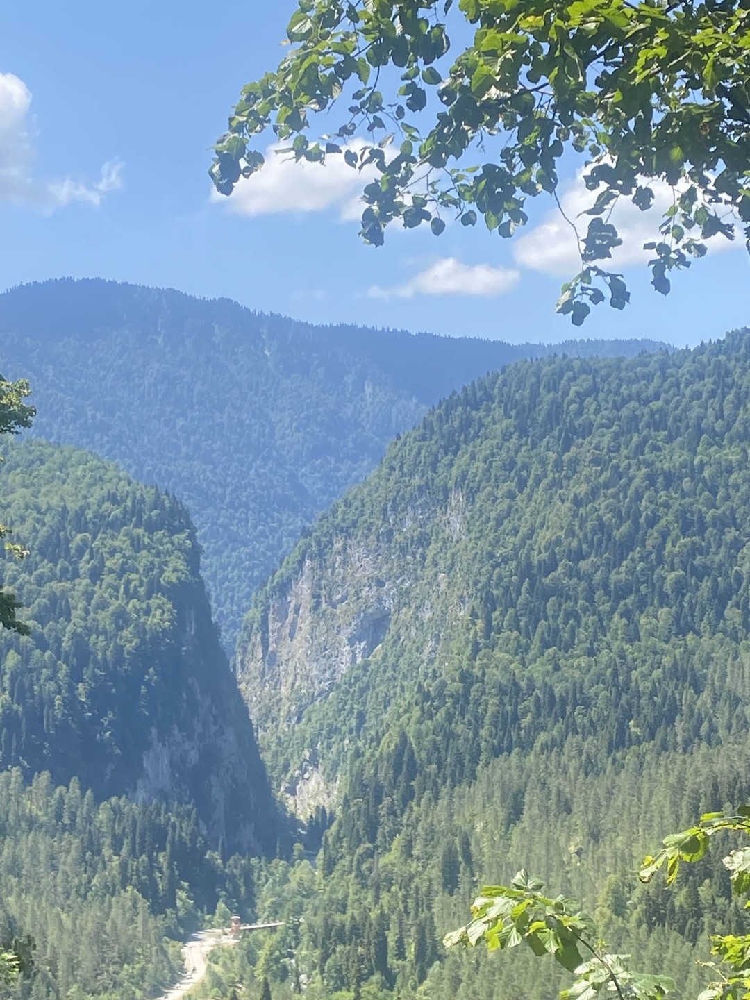 Наша поездка на озеро Рица прошла на одном дыхании. По дороге наш гид Руслан показал нам