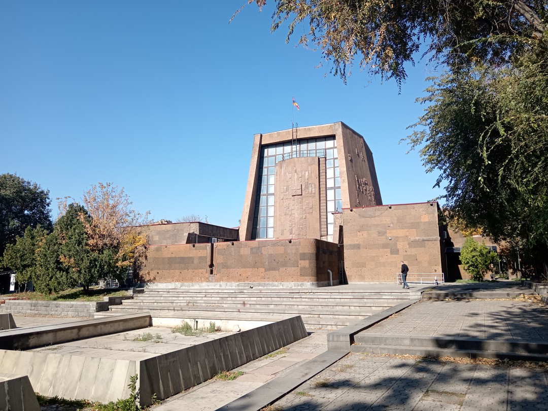 Знающий неравнодушный любящий свой город художник Ваграм показал Ереван от "чёрного" до "розового", мы увидели творения