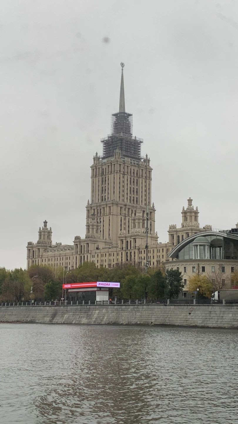 На трамвайчике очень комфортно, в сырую погоду, в тепле все посмотреть в сопровождении Елены, замечательная идея👍🏻интересно