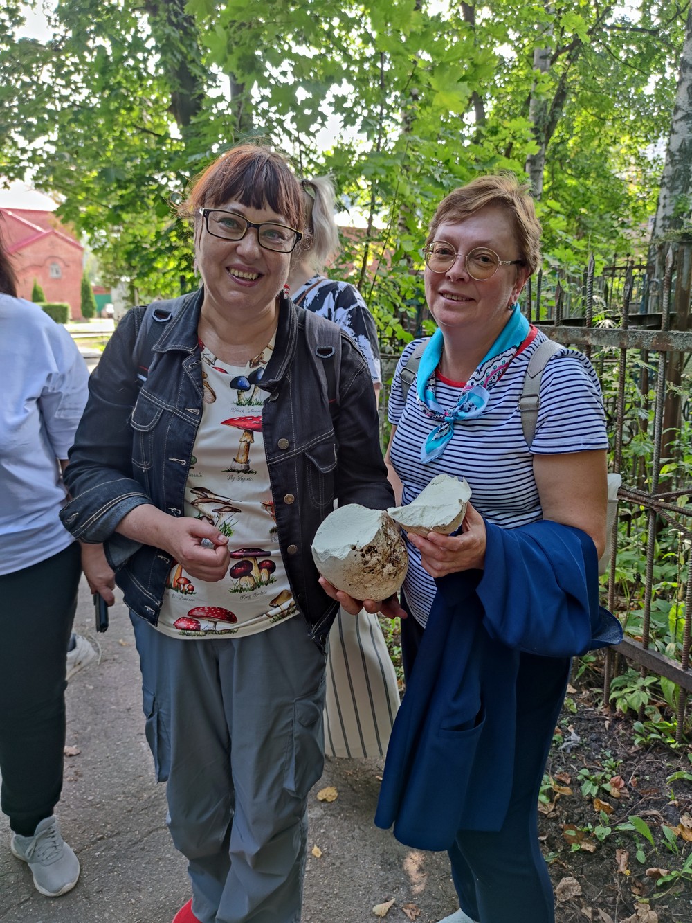 Фото Грибы и гробы: по старинному кладбищу Нижнего Новгорода с микологом