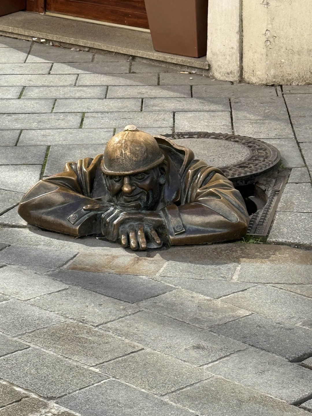 Прекрасный рассказчик который любит и знает свое дело! ☺️Много интересных фактов+доп материал в виде фото! Отдельно