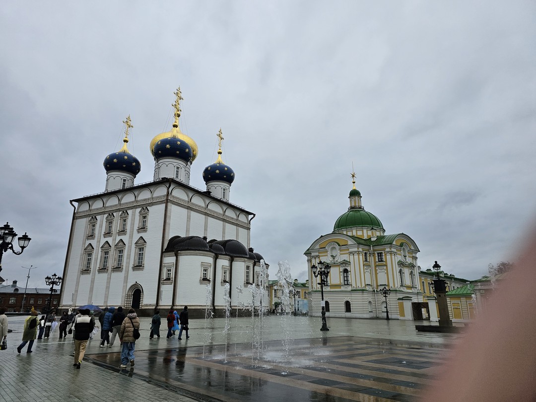 Побывали на экскурсии с Викторией. Замечательный, активный, влюбленный в свой город человек. Несмотря на плохую погоду