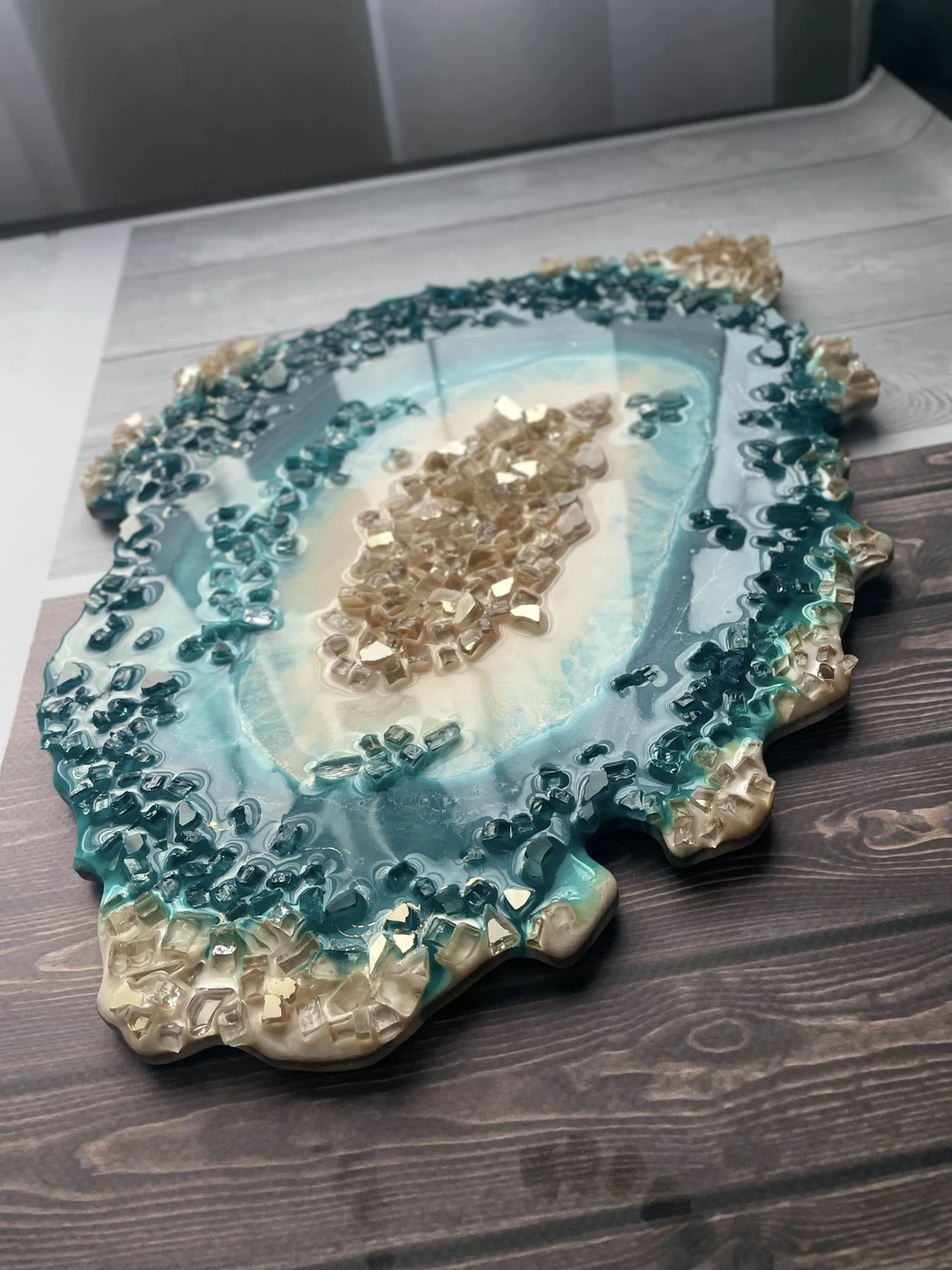 Заказывала мастер-класс по эпоксидной смоле через трипстер. Взяли предоплату, прислали место и время проведения. Пропуск был