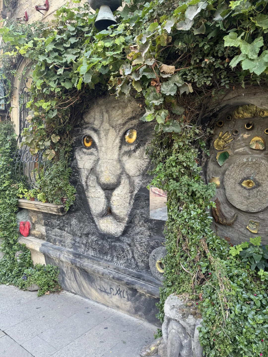 Очень насыщенная и интересная экскурсия! Эльнур показал не только знаковые места, но и маленькие уютные закоулки района.