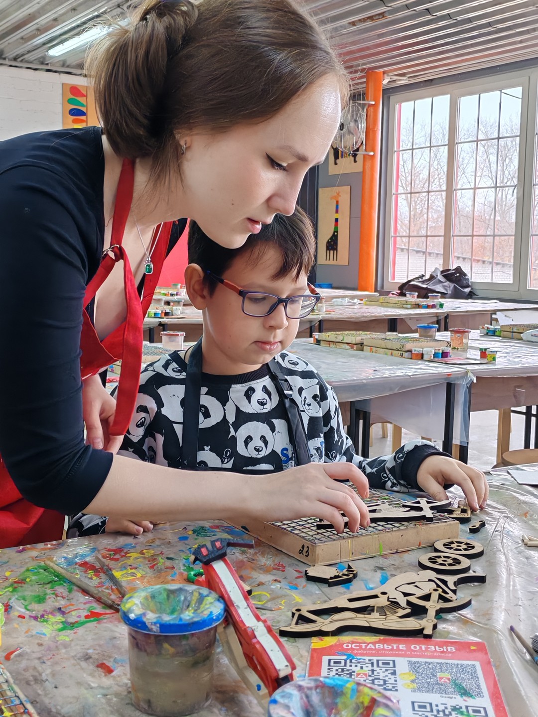 Нашли в интернете экскурсию и мастер класс на фабрику игрушек. Мы пришли рано, но все сотрудники