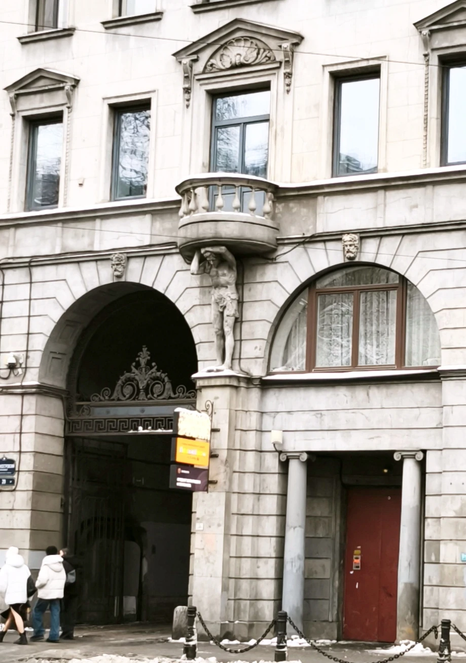 Гидом был Анатолий. Всё рассказал доступно и со знанием материала. Умничка! Спасибо огромное!