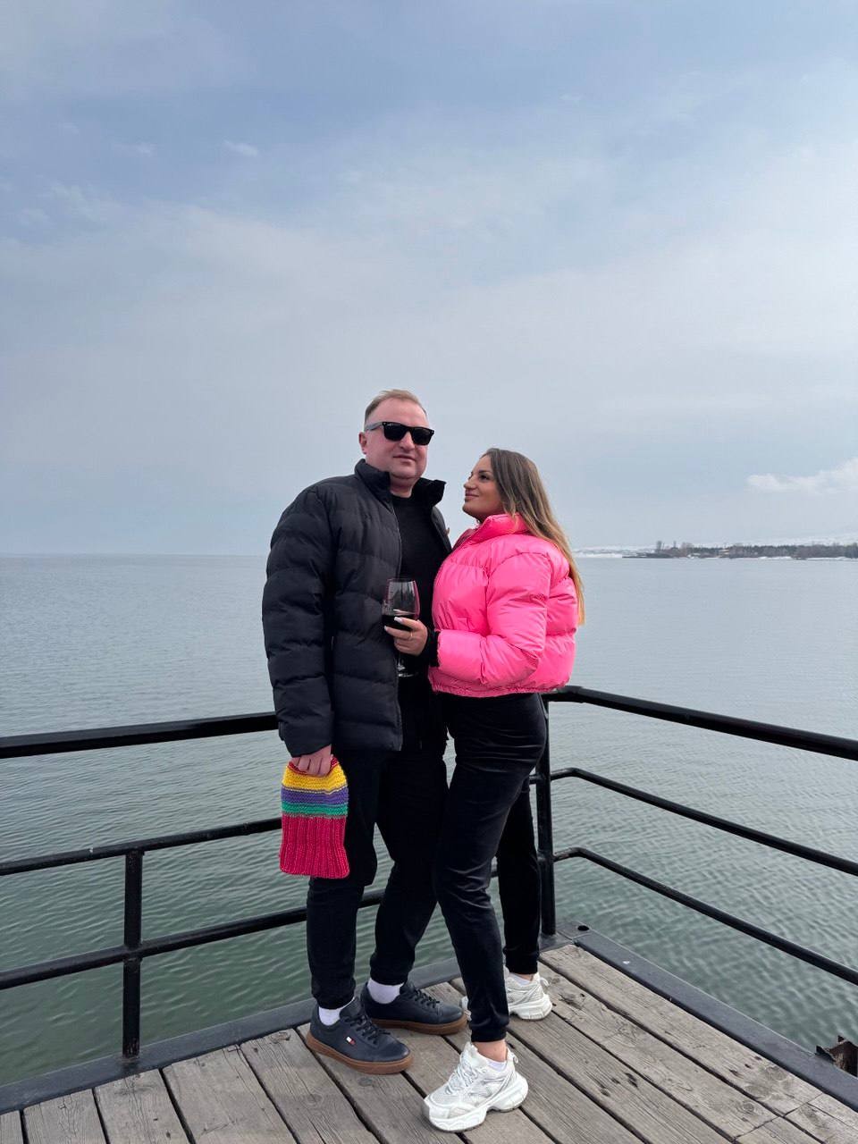 Прекрасно прогулялись, с полезной информацией, новыми знаниями. Отведали рыбное плато на берегу Севана под коньячок и