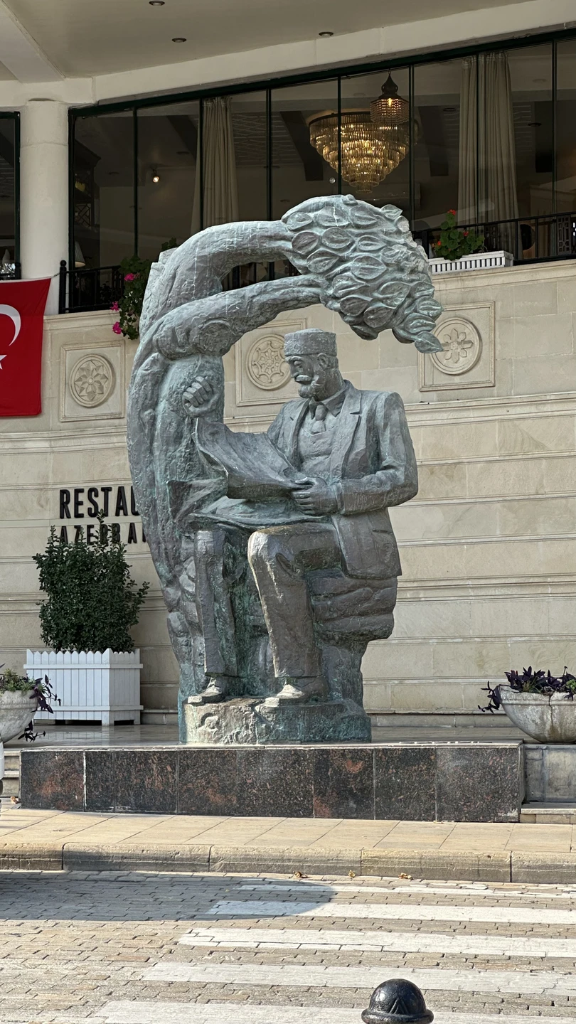 Мне очень понравилась экскурсия, гид Джамаль увлеченно, энергично, интересно, захватывающе рассказывает, полностью погружает в повествование, в