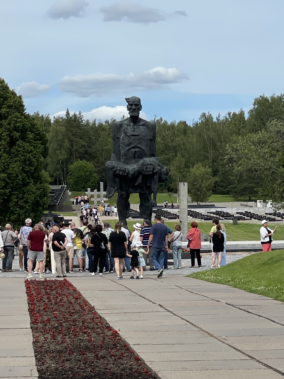 4 июля мы посетили экскурсию Колокола Хатыни-память трагедий войны,гидом была Елена. Такие места как Хатынь посещать