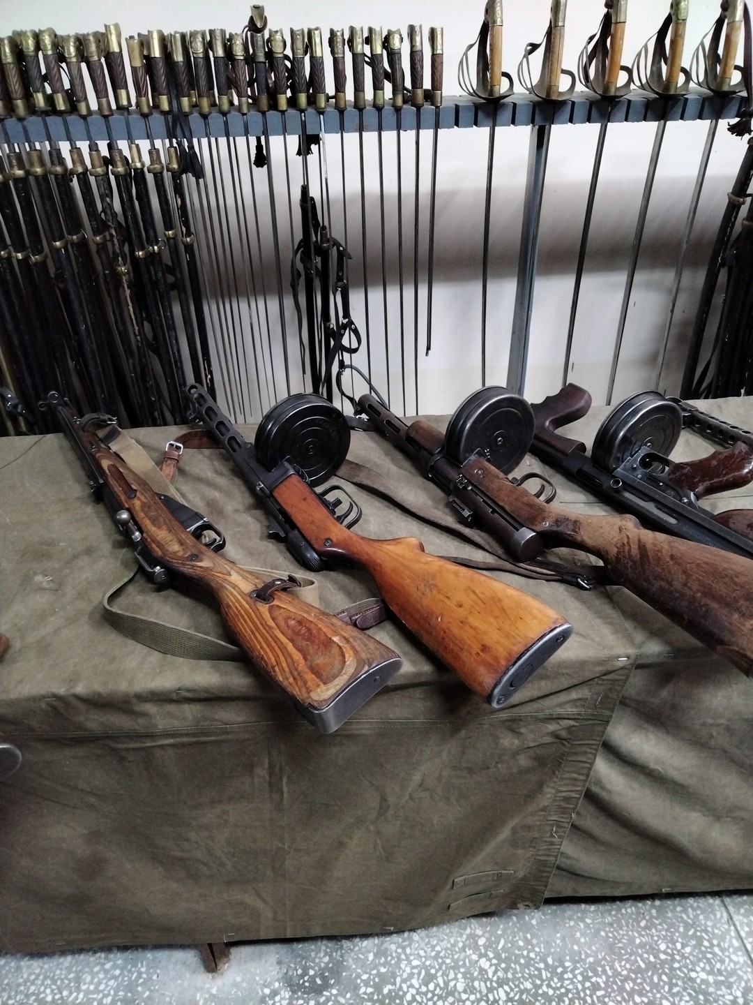 Экскурсия очень необычная по своей сути, открывает неизвестные моменты киношного закулисья! Интересны все залы: оружие, реквизит,