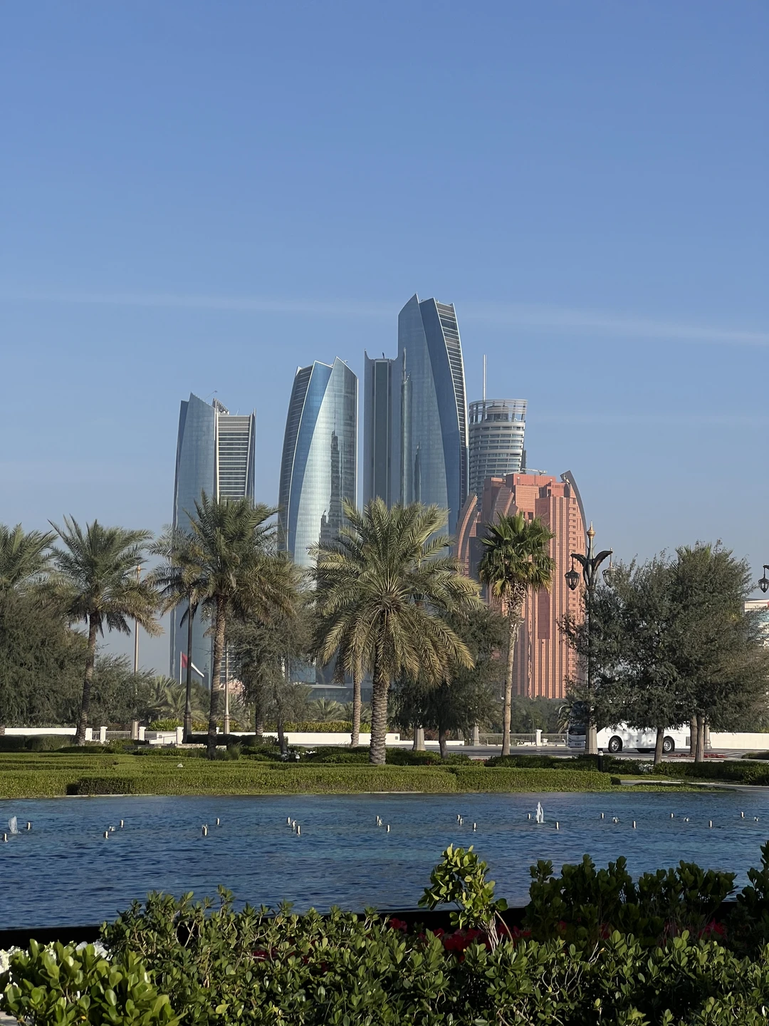 Огромное спасибо Фариду за потрясающую экскурсию! Было очень интересно слушать про Абу-Даби и Эмираты, а викторина