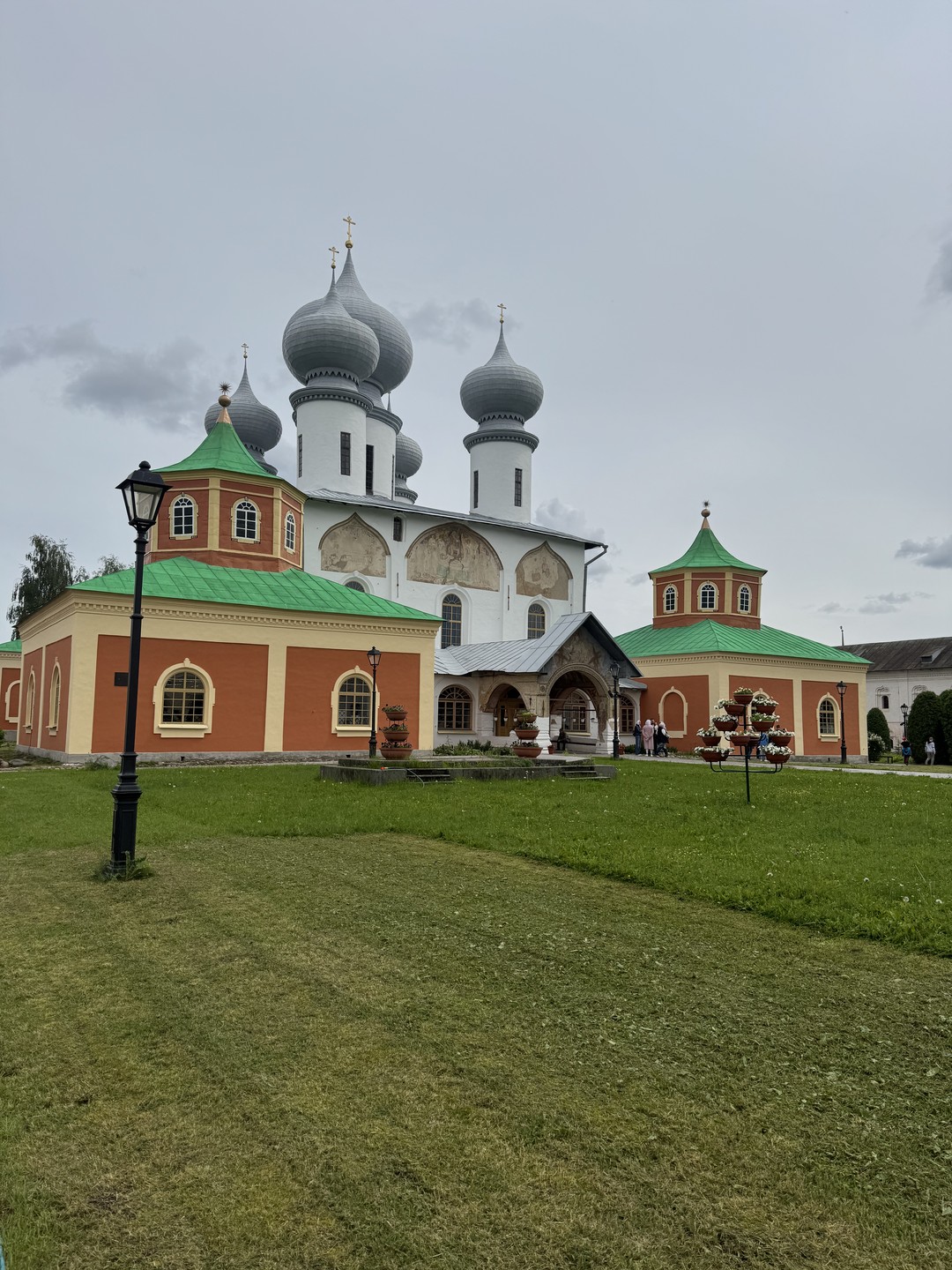 В День России были на экскурсии в монастыре. Станислав замечательно рассказал про историю обители, о странствиях