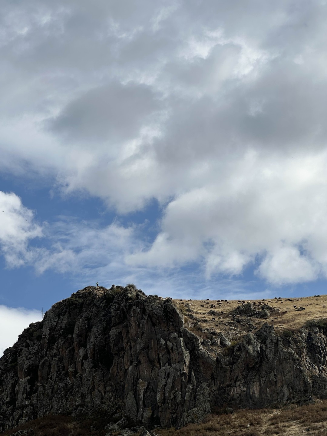 Рузанна и Юрий подарили нам потрясающее путешествие по осенним горам и древней архитектуре! Рузанна - невероятная