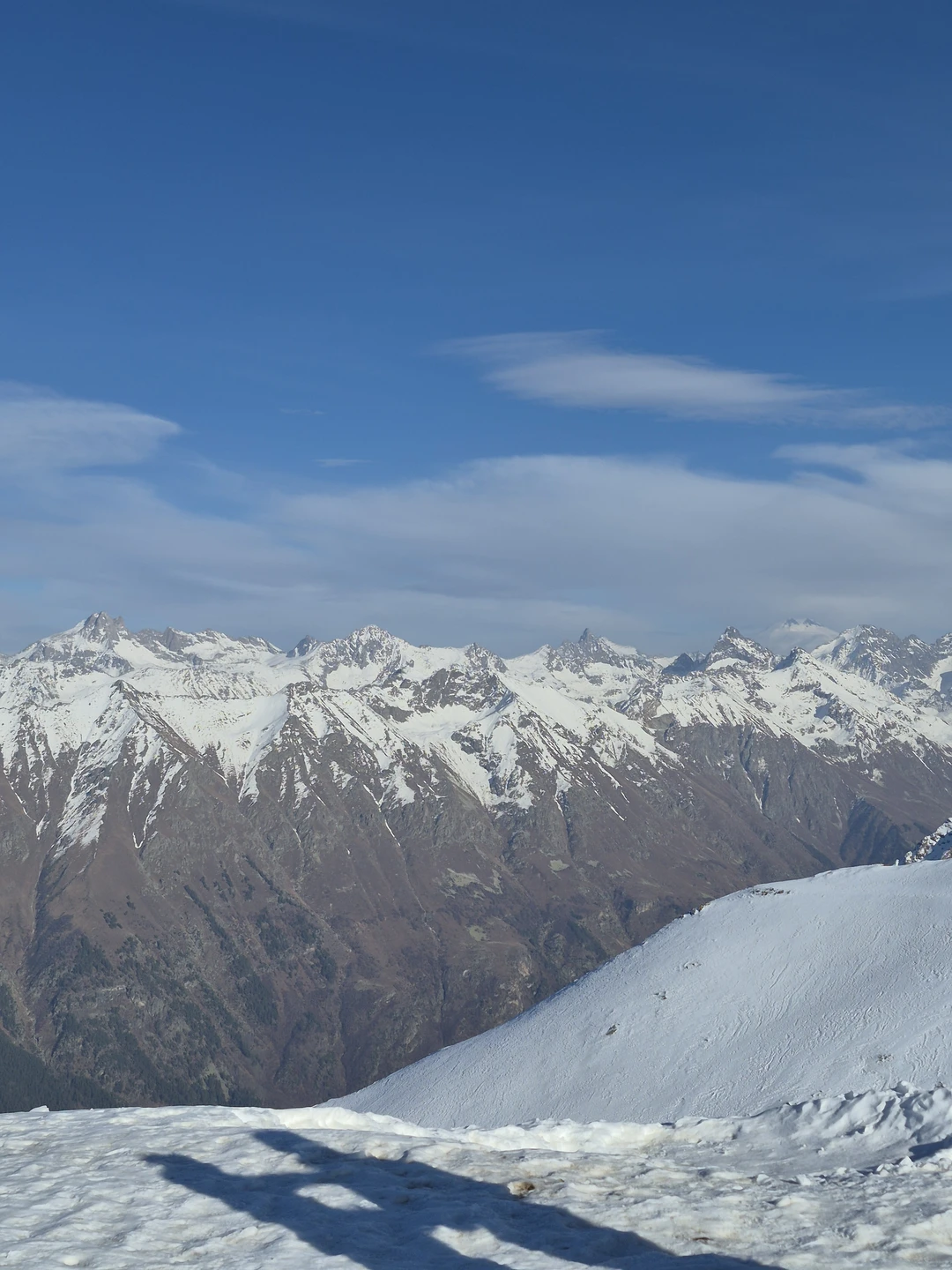 Сегодня мы совершили незабываемое путешествие на Домбай — одно из самых живописных мест Кавказа. Экскурсия была