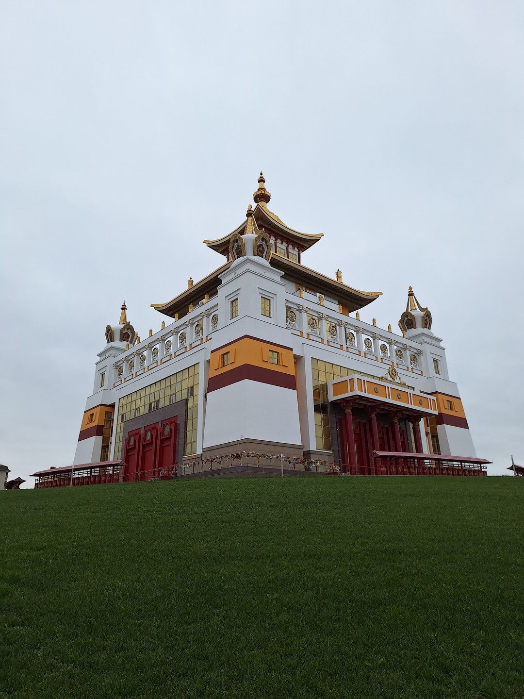 Кармически попался прекрасный экскурсовод, этнограф и буддист Константин. Брали на 2 часа, продлили до 4х. Пролетело