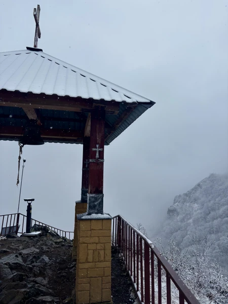 Экскурсия потрясающая! Мы поехали, когда в Кисловодске была, можно сказать, весна, а в Домбае была настоящая