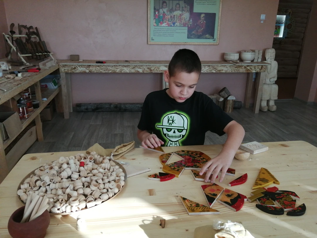 Замечательная экскурсия. Узнали о городе, производстве, поучаствовали в мастер классе. Были дети 8, 10 и 11