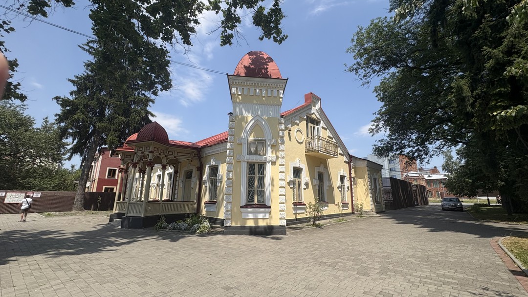 Нам проводил экскурсию гид Дмитрий. Было очень познавательно. Дмитрий старался уделить внимание всем знаковым местам города
