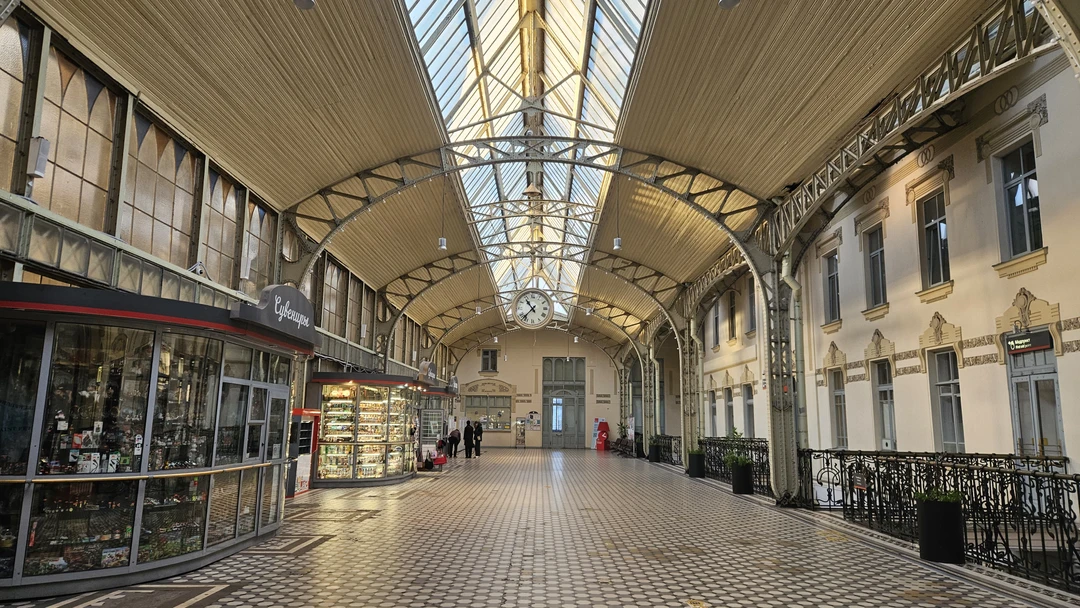 Отличная длинная прогулка по Петербургу. Андрей провёл по ключевым локациям города и рассказал немало интересных историй. Всё было здорово