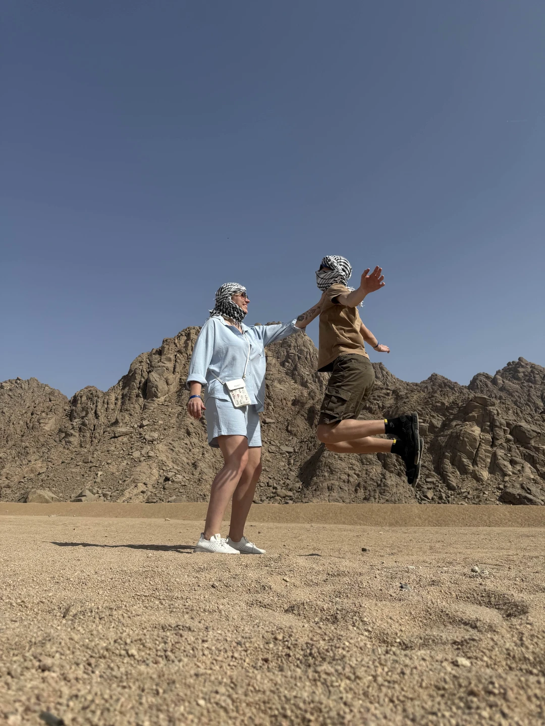 Очень все понравилось, забирал из отеля гид Ияд, очень эрудированный молодой человек, рассказал много интересного пока