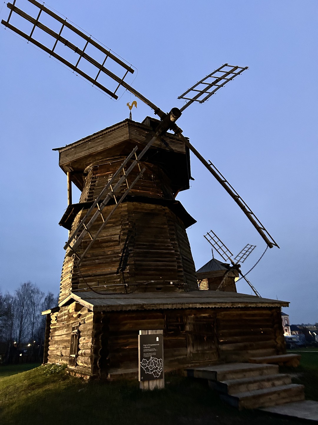 В сердце древнего Суздаля, среди волшебных деревянных теремов, мы встретились с Марией — искусной мастерицей. Словно
