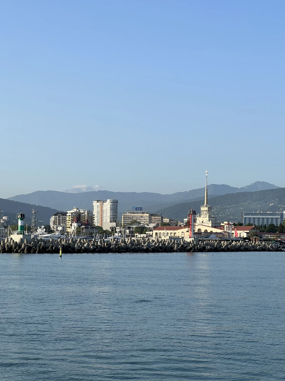 Просто прогулка на 45 мин, ничего больше. Увидите центральный Сочи с яхты, если повезет, встретите дельфинов.