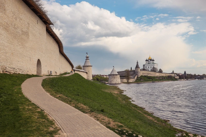 Обзорная пешеходная экскурсия по Кремлю и центру Пскова