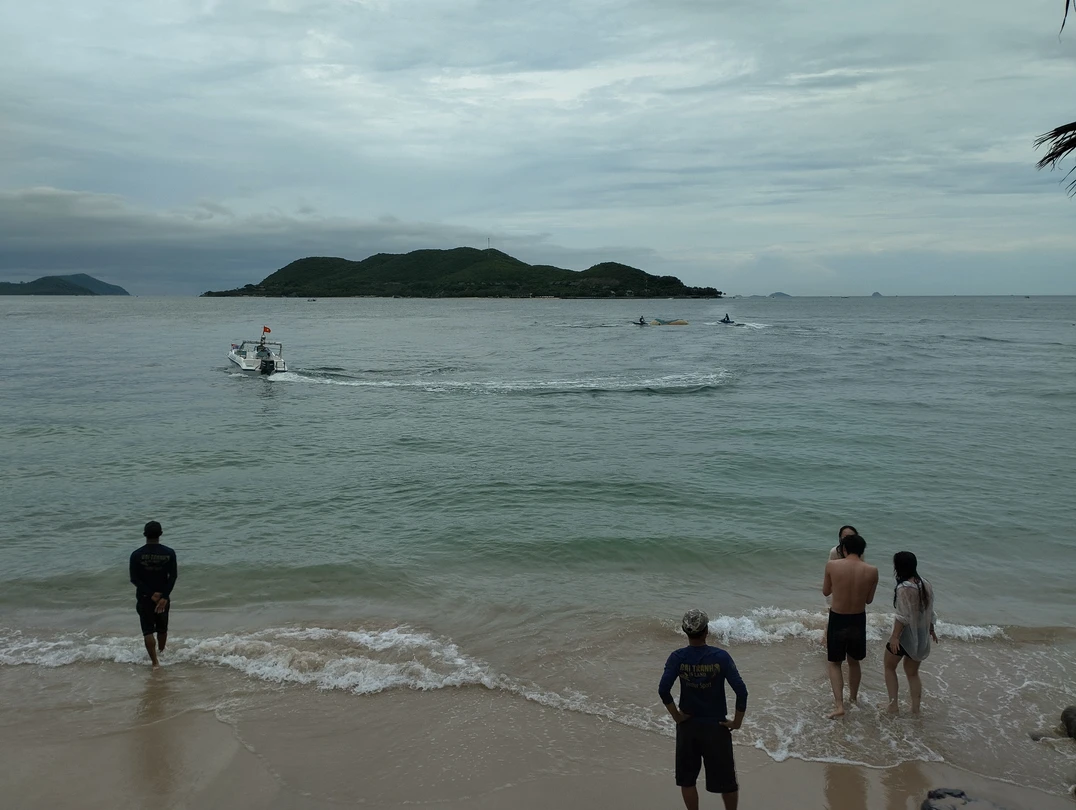 Все шикарно, ребята организаторы активные, внимательные, как инструктор был рядом когда спустились на снорклинг. Кормили хорошо,нас