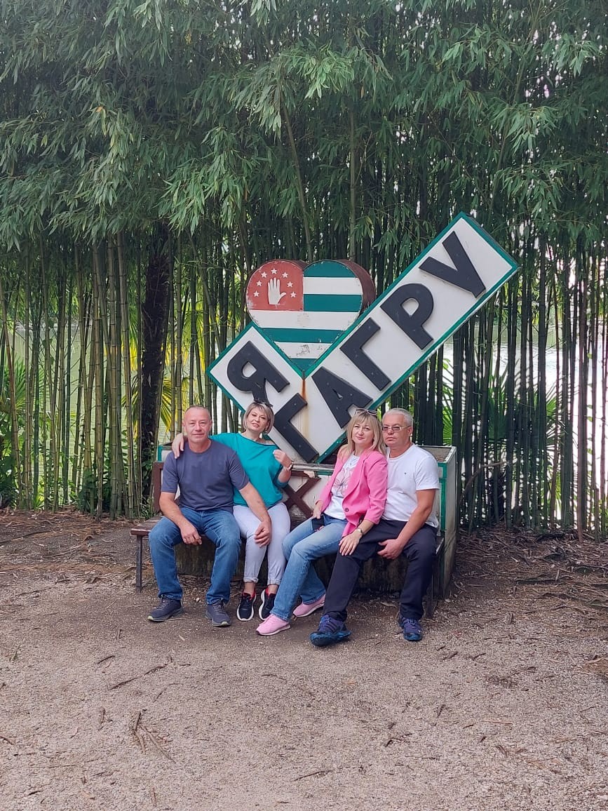 15 октября у нас была индивидуальная экскурсия Самобытная Абхазия. Гид Астамур встретил нас у отеля. С