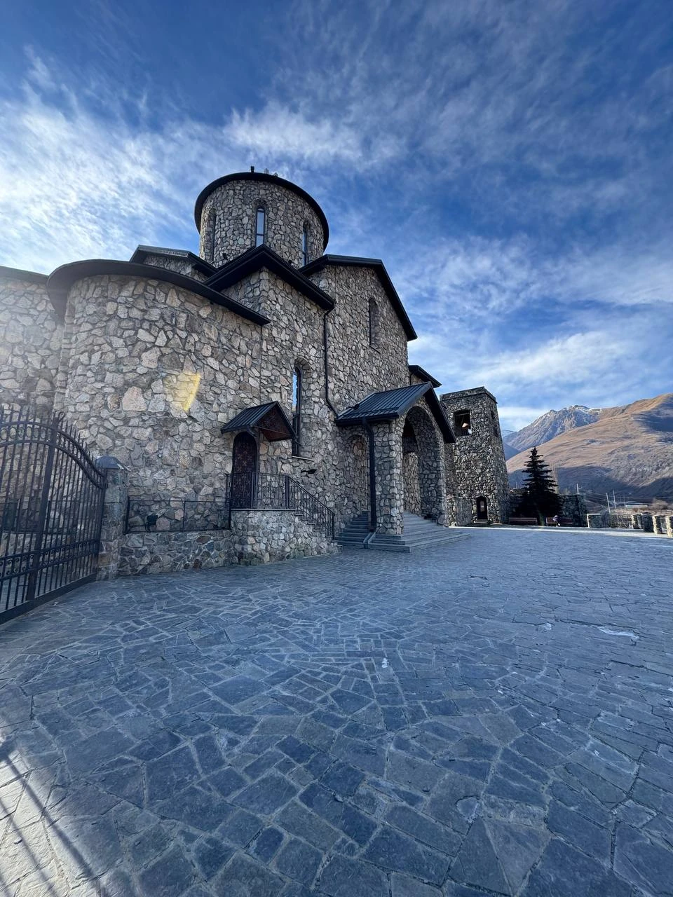 Наша поездка состоялась 30 декабря, и это был чудесный день! Наш гид Григорий был просто великолепен