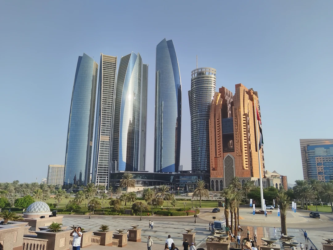 Интересная экскурсия. Особенно понравилась сияющая роскошь Emirates Palace Mandarin Oriental и панорама, которая открывается с крыльца