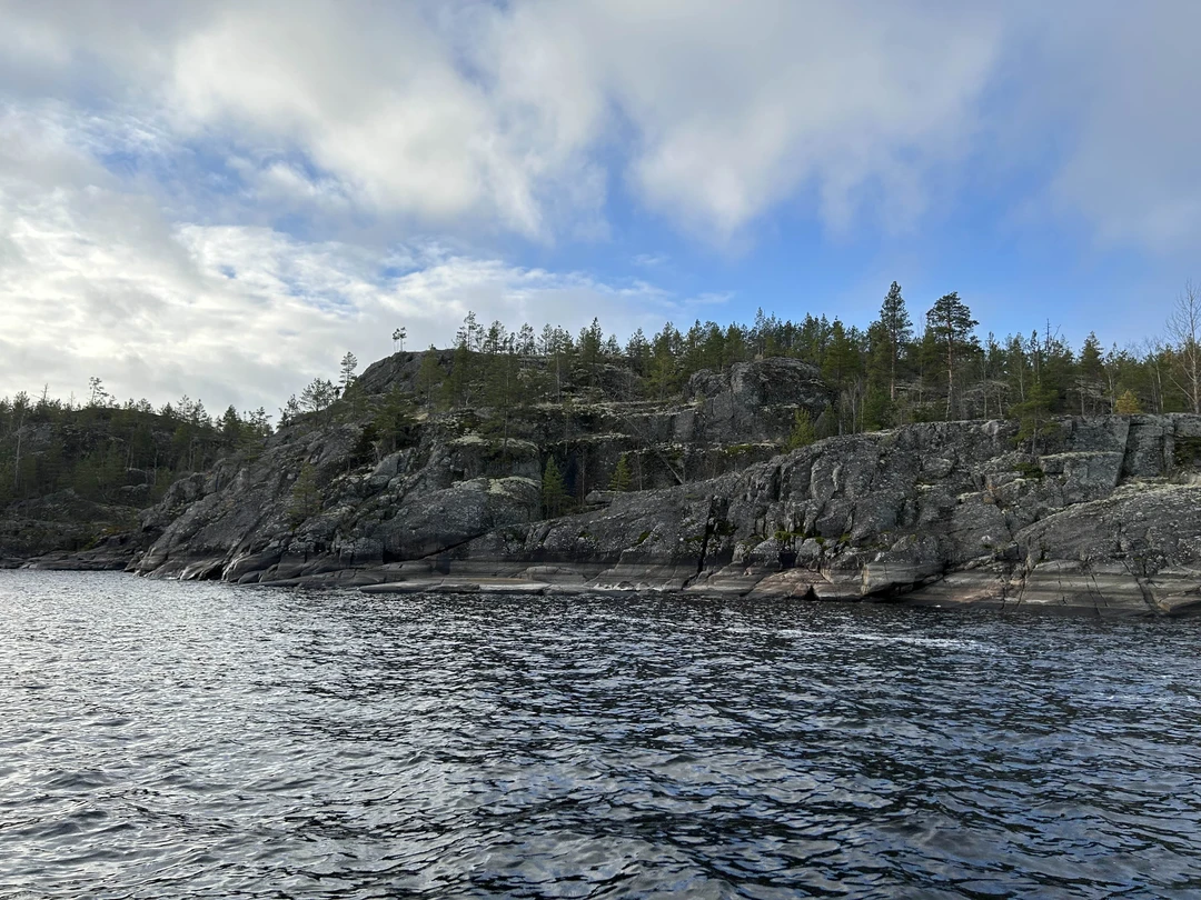 Виды завораживают,экскурсия понравилась,2 часа-это то что нужно,успели посмотреть острова,шхеры,увидеть бесконечную даль Ладоги. Капитан нашего судна-супер!