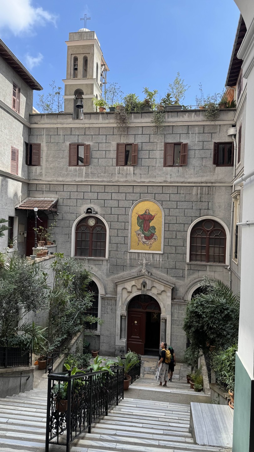 С Татьяной прогулялись по Истиклялю,окрестностям и боковым улочкам, все как в анонсе. Замечательные локации, приправленные интересным