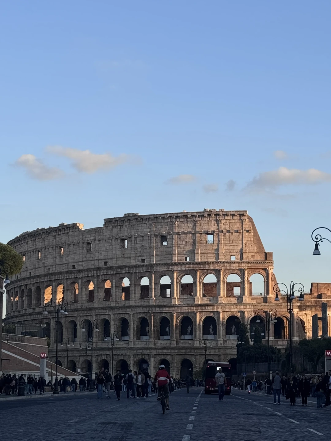 Благодарим Наталью за эту яркую, историческую экскурсию по Колизею. Опрятная девушка с приятным голосом. Наталья очень