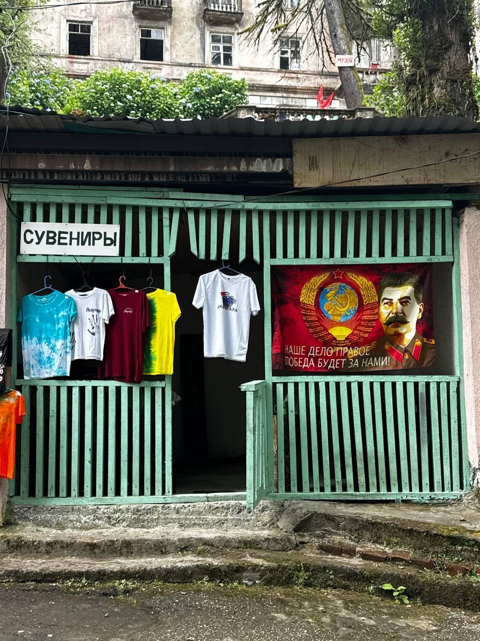 Прилетели в Абхазию с целью посетить экскурсии, в том числе на водопады. Рандомно тыкнули в инете