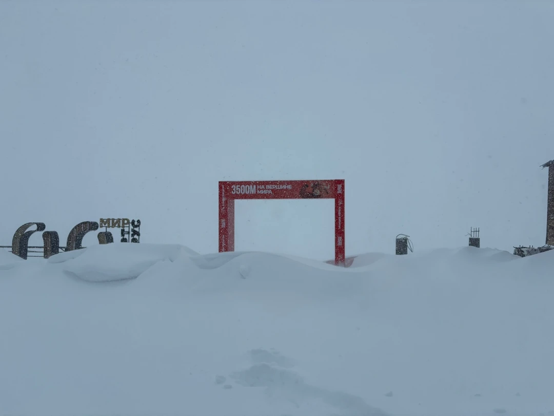Изначально забронировали экскурсию к Чегету, но из-за закрытой там канатки нам предложили заменить экскурсию на похожую