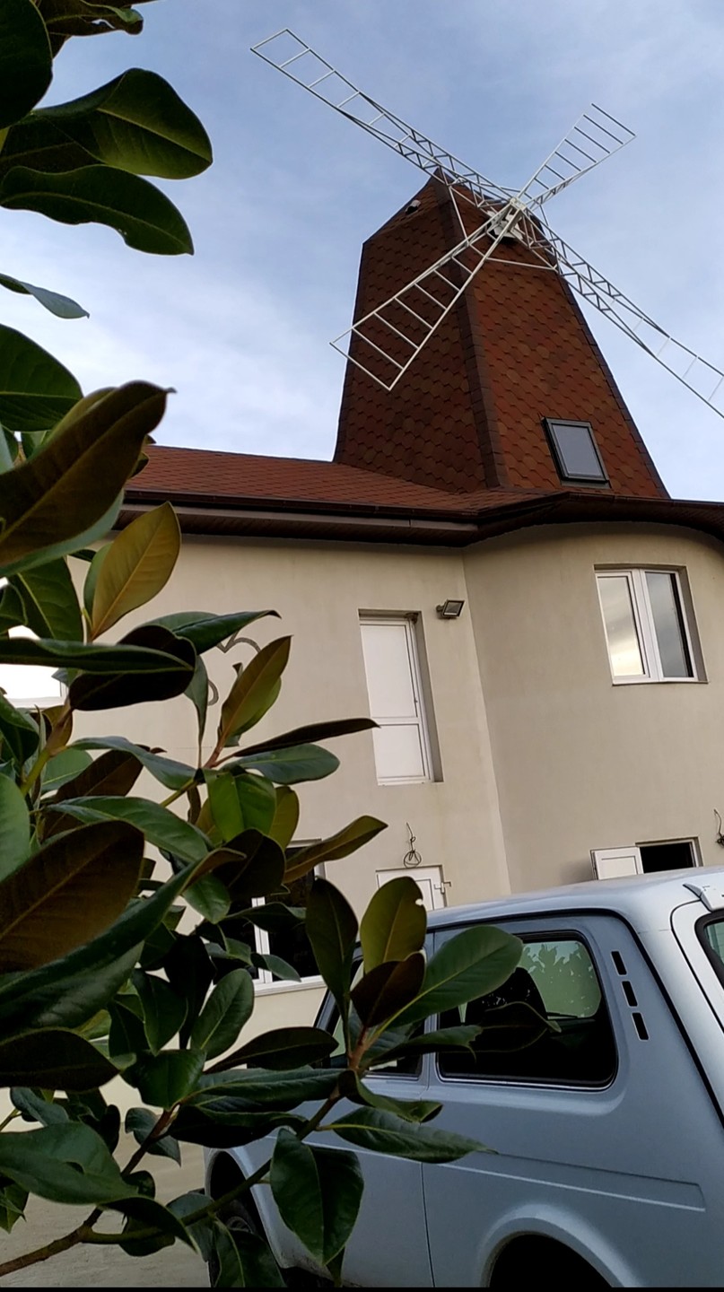 Прекрасное расположение, уединение в полной мере. Чудесная, живая природа. Благоприятный горный и морской воздух. Великолепные пейзажи.