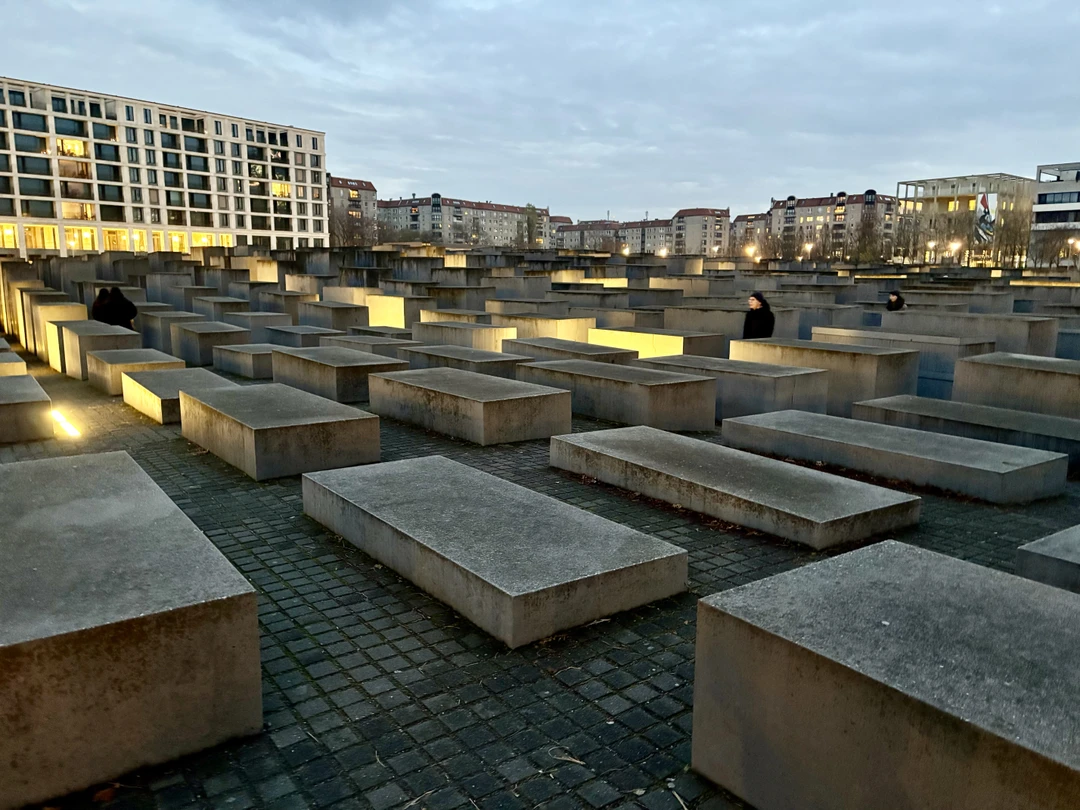 Огромное спасибо Ольге за замечательную экскурсию. Мы прошли синим маршрутом, который начинается в бывшей ГДР, а