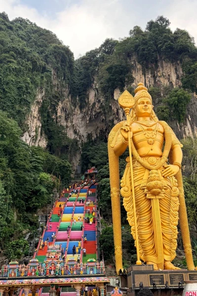 Замечательная экскурсия по Куала-Лумпуру, захватывающая разнообразные туристические достопримечательности, позволяющие узнать столицу Малайзии со всех сторон. Город